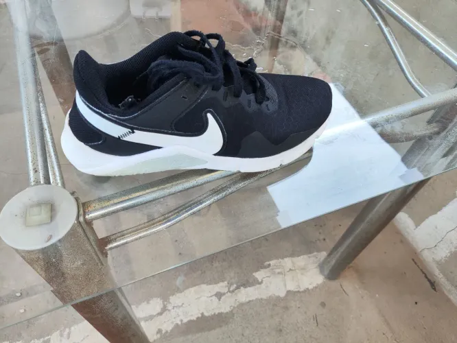 Vendo tênis Nike feminino pouquíssimo usado.