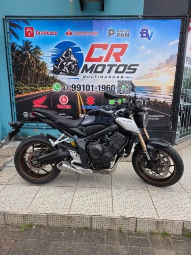 Honda CB 650R 2021 com apenas 9.000km, aceito troca e financiamento