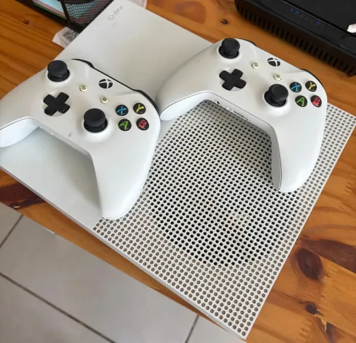  XBOX ONE S 1TB<br>Usado, porém pouco tempo<br>Não aceito trocas<br>Acompanha 2 controles