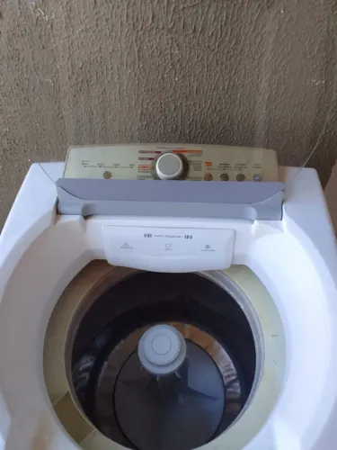 Vende-se maquina de lavar roupa tem garantia