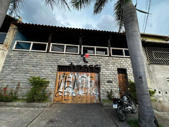 Casa residencial à venda com 4 quartos (1 suíte) no Bairro Goiânia, Belo Horizonte