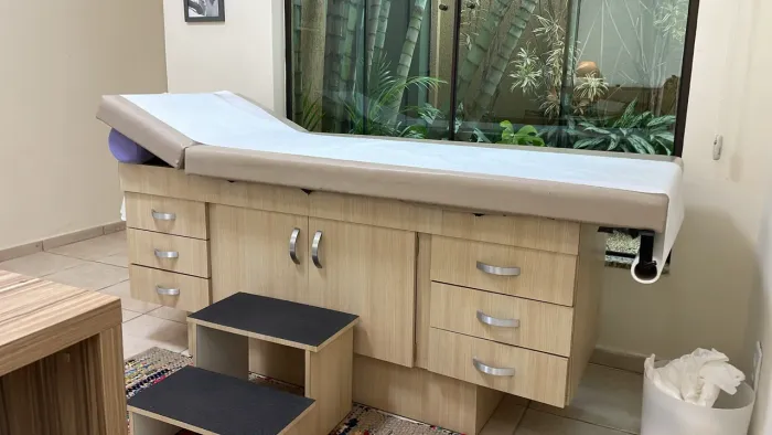 Mesa de consultório médico em L, robusta em excelente estado