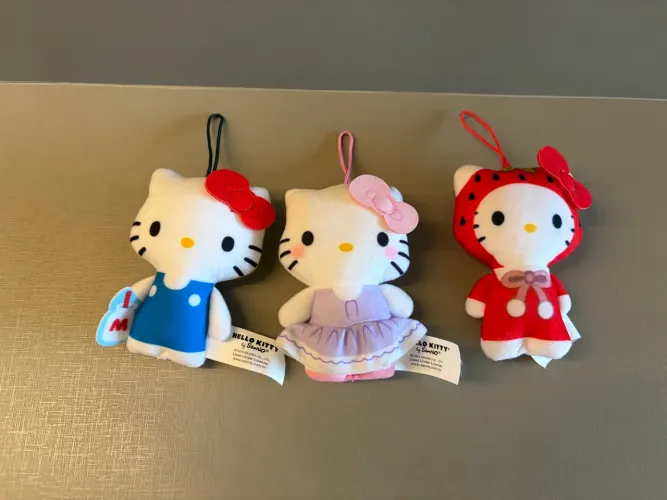 Kit com 3 mini Hello Kitty lMcDonald's, pelúcia em excelente estado.