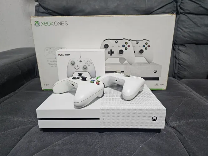 Xbox one s com controle gamesir G7 SE
