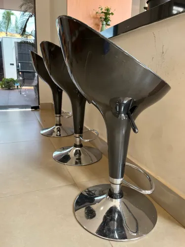 3 Banquetas preta com base inox.
