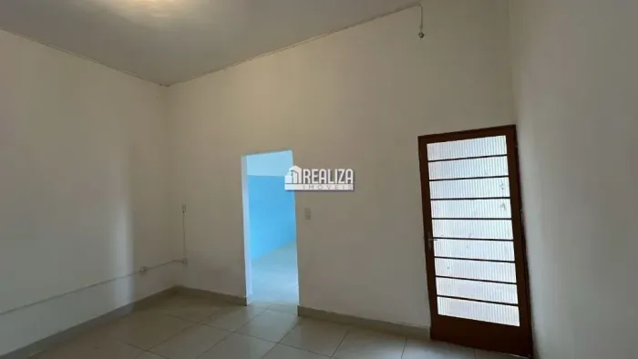 Casa com 4 Quarto(s) e 2 banheiro(s) para Alugar, 180 m² por R$ 1730 / Mês