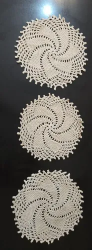 3 centros de mesa redondos bordados em croché