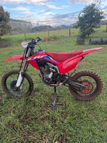 Moto de trilha e equipamento