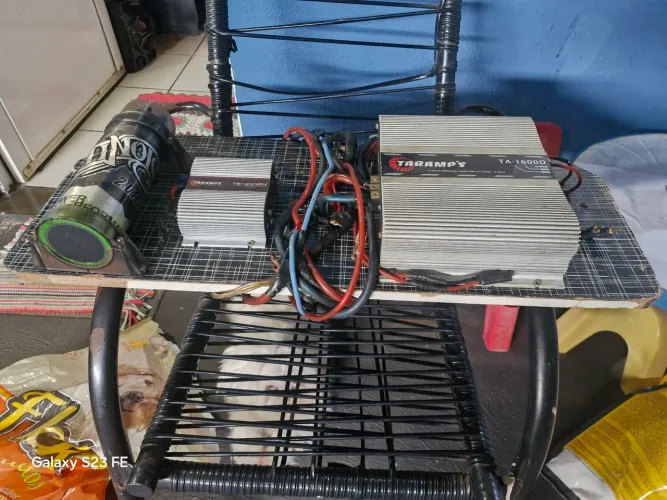 Vende se uma fonte de som e duas caixas de som