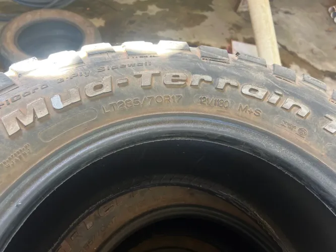 4 carcaças pneus BfGoodrich  mud terrain T/a 285/70R17