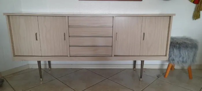 Aparador vintage de fórmica, muito bem conservado