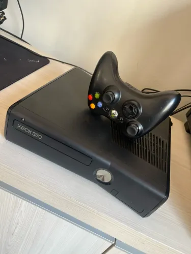 Xbox 360 Slim + 23 jogos (aceito cartão)