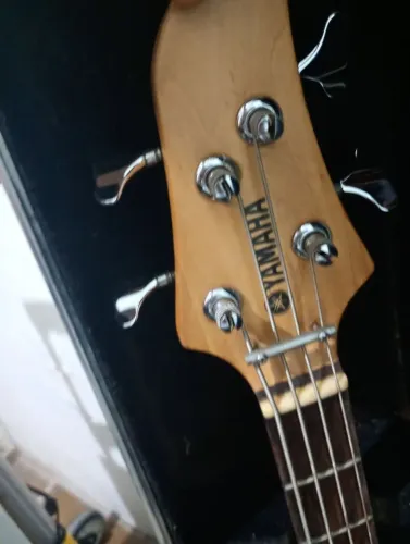 Baixo Yamaha usado