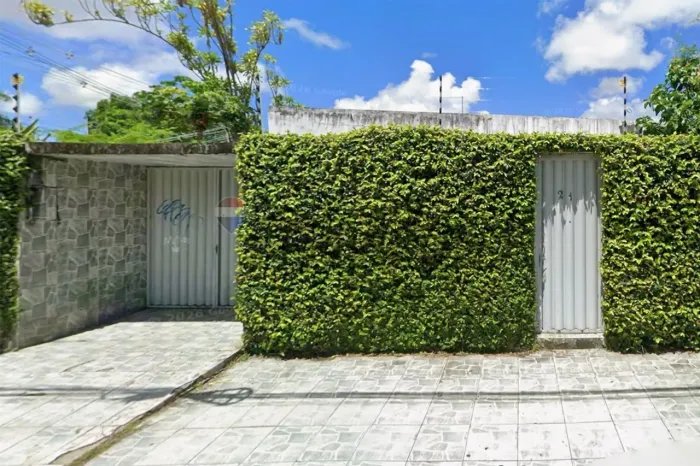 Casa com 728m de terreno e 276m de área construída. 3 Quartos com Dependência. 9 vagas par