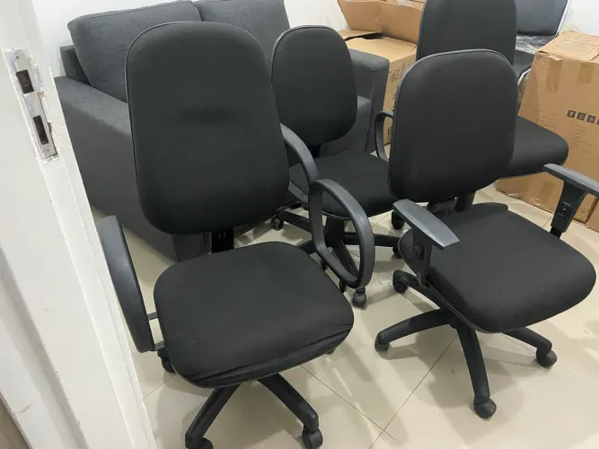 Cadeira de escritório semi novas $220,00 cada
