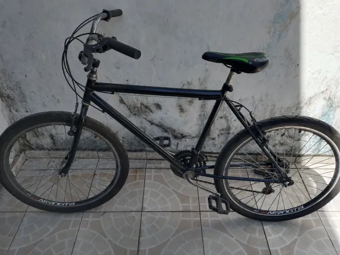 Bicicleta em ótimo estado!!? Com marchas, oito coroas na traseira e três na frente