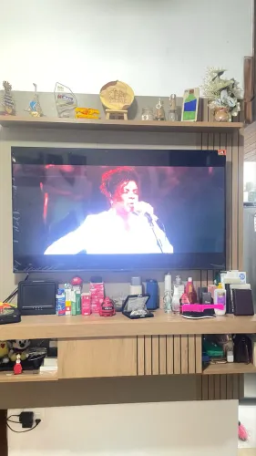 Painel Home Suspenso Ripado com prateleira superior e aparador inferior