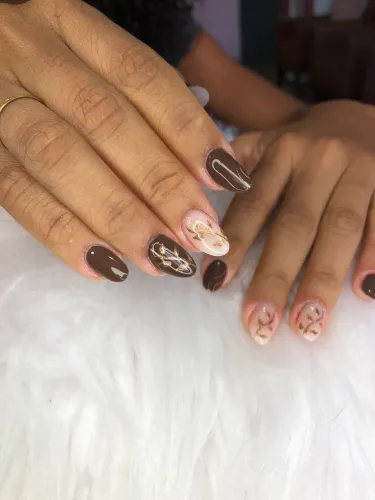 Contratando manicure 