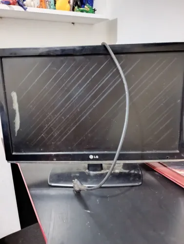 Monitor gamer apenas com mancha branca na lateral mas não interfere na jogabilidade
