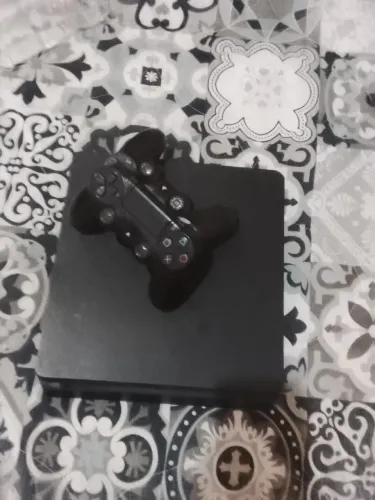 Vendo Play 4 por 1200 reais tenho 14 anos preciso de dinheiro pra comprar uma bicicleta 