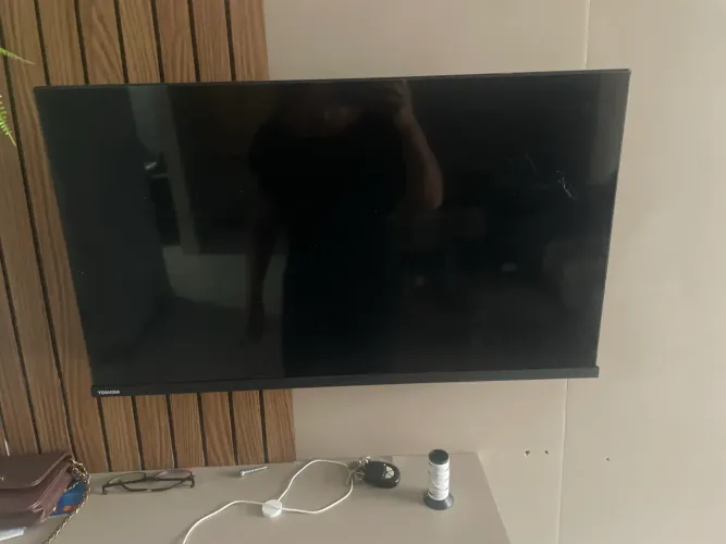 Tv para retirada de peças ! ( criança chutou bola 3 meses de compra)