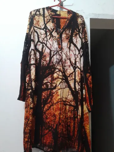 Lindo vestido estampado com mangas com rendas