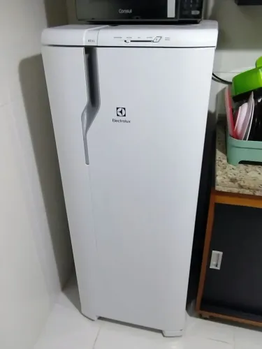 Geladeira Electrolux Degelo Prático RE31 Controle de Temperatura 240L Branca 110V