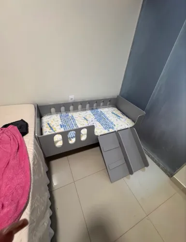Vendo cama infantil com escorregador removível 