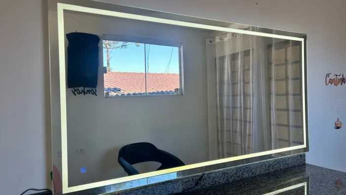 Espelho com led imbuído e botão touch e cadeira de salão Dompel hidráulica