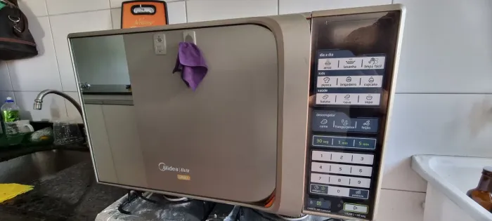 Microondas DANIFICADO Midea Liva 30 Litros com Função Grill e Porta Espelhada.