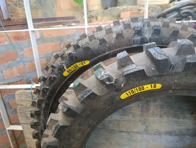 Pneus de trilha pra CRF michelan tornado é outras