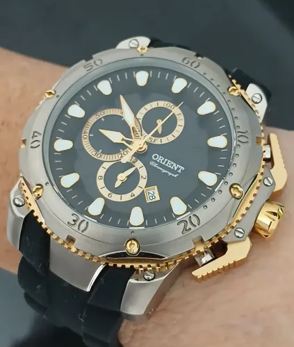 Belíssimo  raro exemplar Relógio ORIENT CHRONOGRAPH TITANIUM série ouro novíssimo na caixa