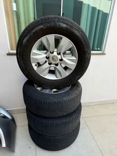 PNEUS HILUX