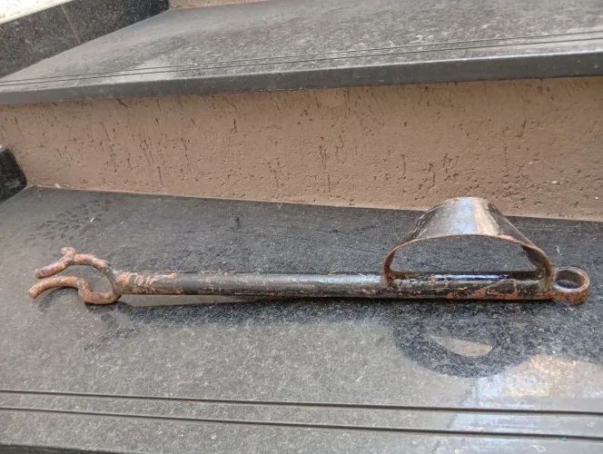 Gancho de ferro com empunhadura antigo