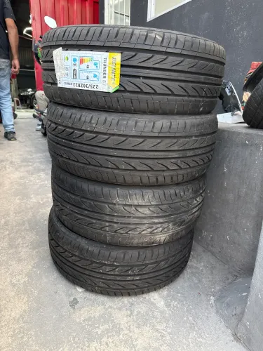 PNEU DELINTE 225/30 ARO 22