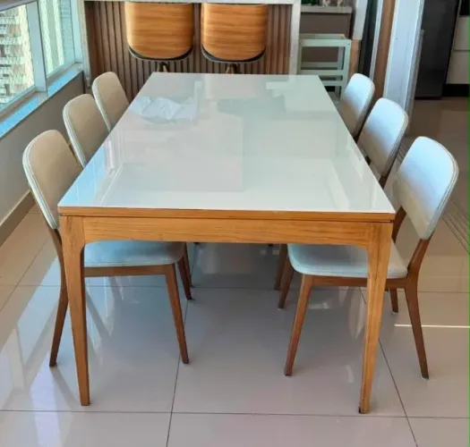 Mesa de jantar em madeira e tampo de vidro laqueado