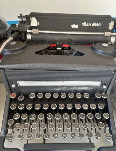 Máquina de escrever Olivetti Anos 1940