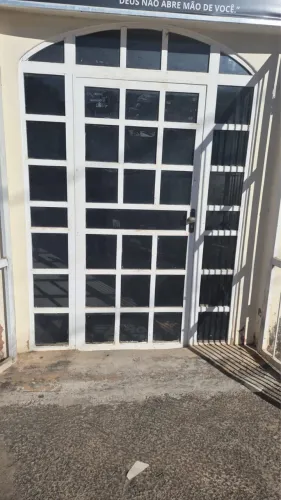 Porta de vidro com Grade