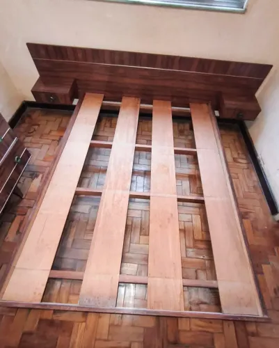 Cama de Casal com Painel e Gaveteiros Integrados - Estilo Vintage