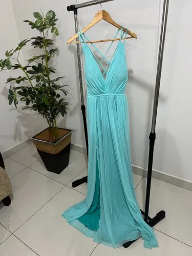 VESTIDO DE FESTA LONGO AZUL TURQUESA / VERDE ÁGUA - FLUIDO E COM COSTAS TRANÇADAS