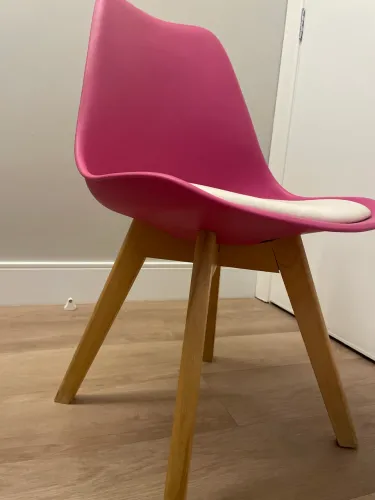 Cadeira rosa em perfeito estado