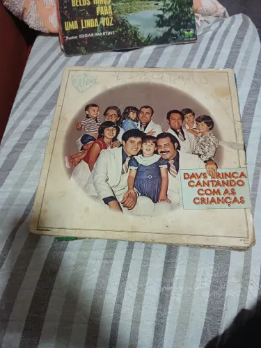 Disco vinil família Davs catando com as crianças 