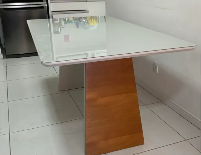 Mesa de sala até 6 pessoas.