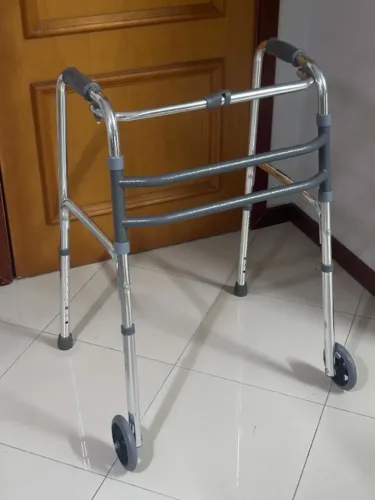 Andador com Rodas Mercur - Dobrável BC1520 - Resistência de 130 kg
