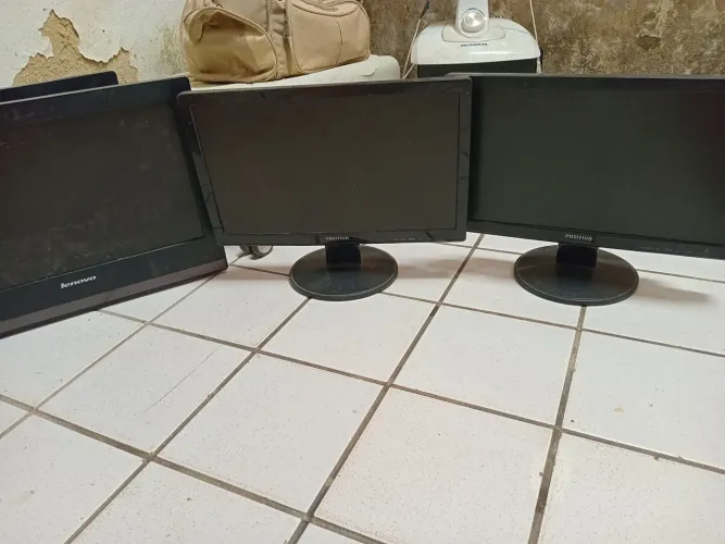 Estou vendendo quarto tela de computador Lenovo quebrado pra retirada de peças