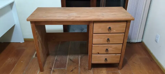 Mesa de estudos em madeira