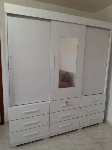 Vendo roupeiro seminovo.