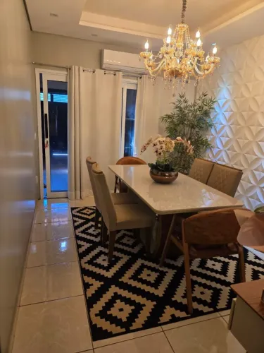 Casa com 3 Quartos - PORTEIRA FECHADA