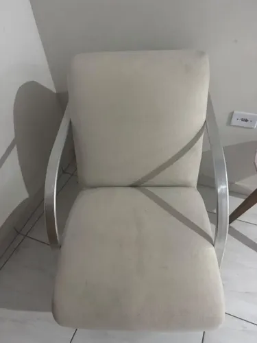 Poltrona de Design Moderno com Estrutura em Alumínio