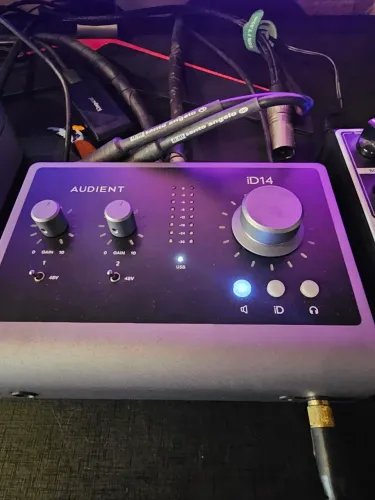 Interface DE ÁUDIO audient ID14